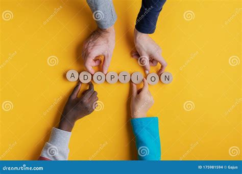 Mani che assemblano un arancino