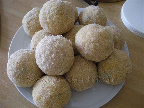 Arancini crudi impanati pronti per la frittura