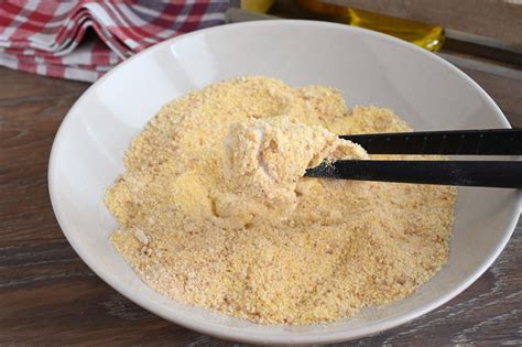 ciotole con pastella e ingredienti per pollo fritto vegano