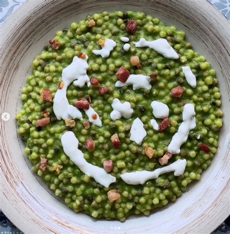 Piatto di fregola prosciutto e piselli guarnito