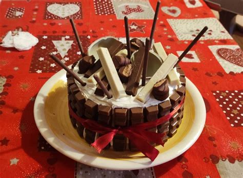 Decorazione natalizia con panettone e barrette Kinder