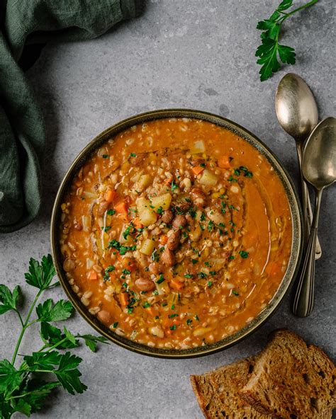 Un piatto di zuppa ai cereali fumante
