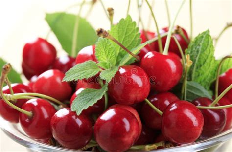 Una ciotola piena di ciliegie rosse fresche