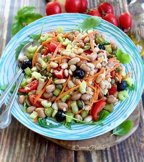 Insalata colorata con quinoa, fagioli e spinaci