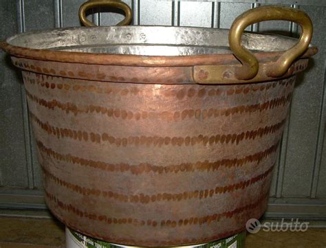 Paiolo di rame antico per la cottura dei ciccioli
