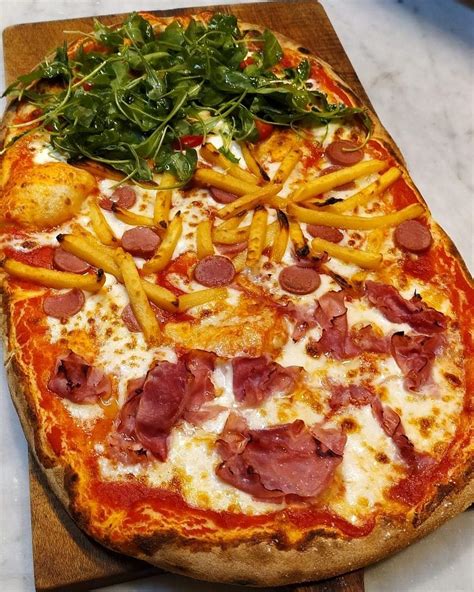 Piatto di pizza mezzo metro con vari condimenti