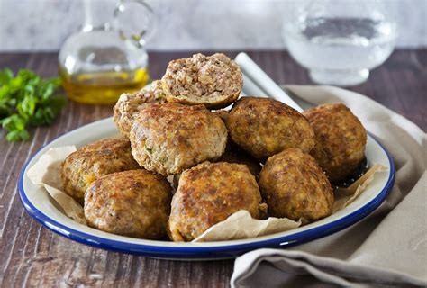Ingredienti per le polpette di tacchino: carne macinata, patate, prezzemolo, basilico, uovo, formaggio grattugiato, aglio