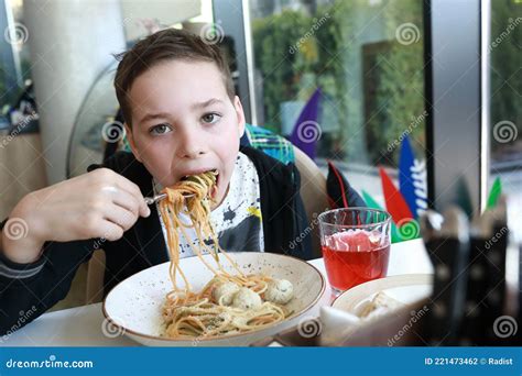 Bambini che mangiano felicemente polpette di tacchino