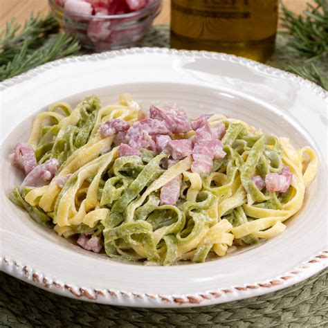 Tagliatelle paglia e fieno con sugo di Cinta Senese