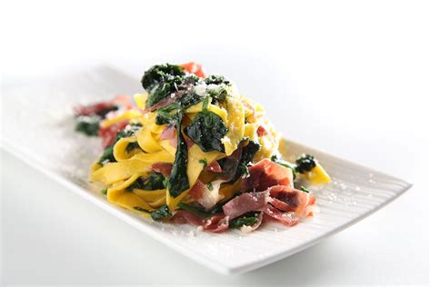 Piatto misto di salumi parmigiani con Parmigiano Reggiano a scaglie