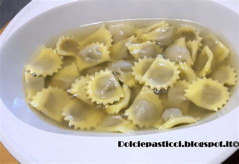 Un piatto fumante di Anolini in brodo