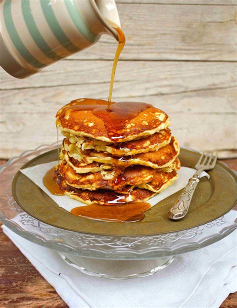 Pancake impilati con sciroppo d'acero