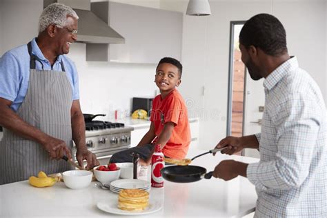 Famiglia che prepara pancake
