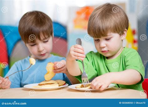 Bambini che mangiano pancake