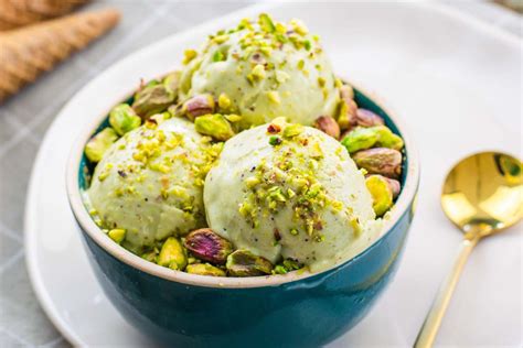 Ciotola di gelato al pistacchio con guarnizione