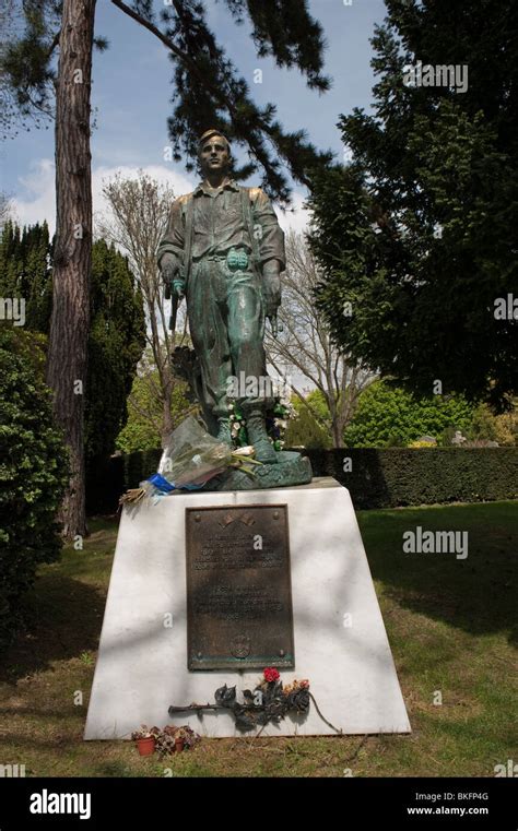 Statua commemorativa nel Cimitero Bellu