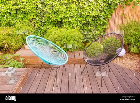 Un giardino segreto urbano con tavoli e sedie