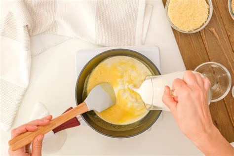 Preparazione della crema al burro colorata per il piping