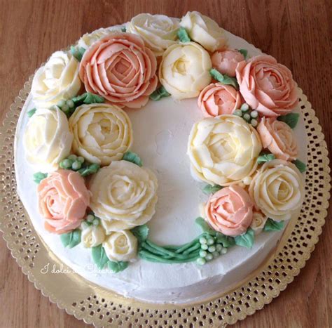 Torta decorata con una varietà di fiori in crema al burro