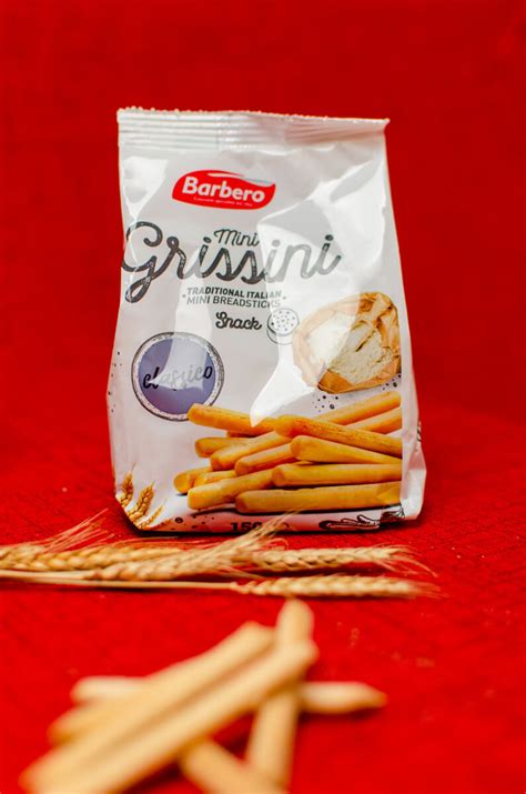 Infografica che confronta il contenuto proteico di grissini tradizionali e grissini aproteici
