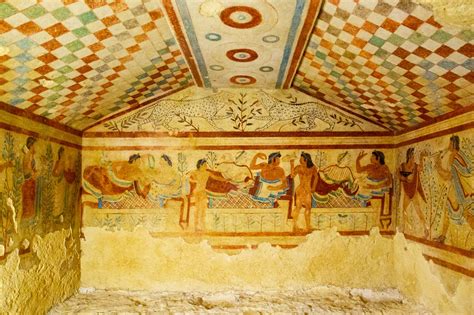 Antica tomba etrusca con affreschi di scene conviviali