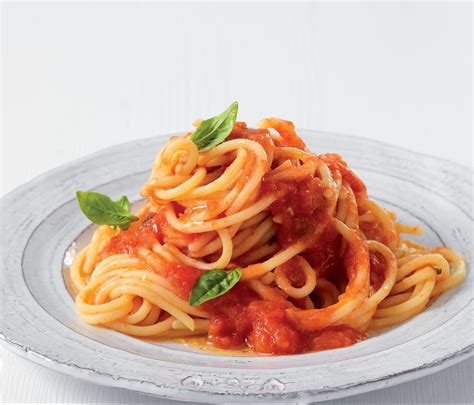 Un piatto di spaghetti al pomodoro e basilico, icona della cucina italiana