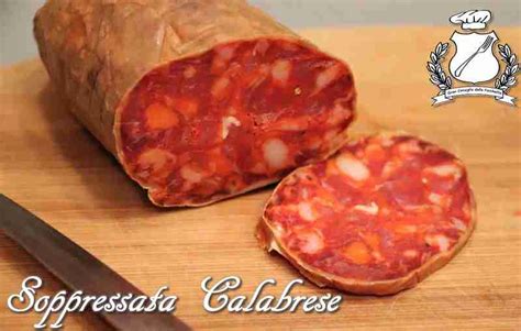 Primo piano di una soppressata calabrese affettata