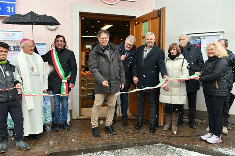 Famiglia Caligiuri nel punto vendita Menotti