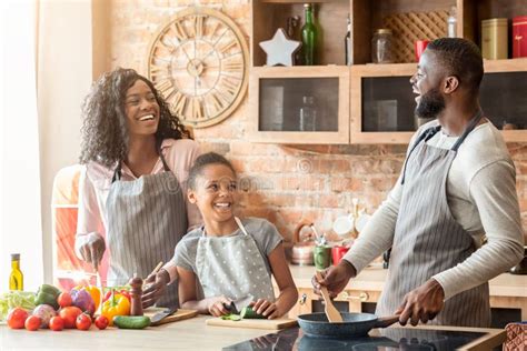 Famiglia che cucina insieme