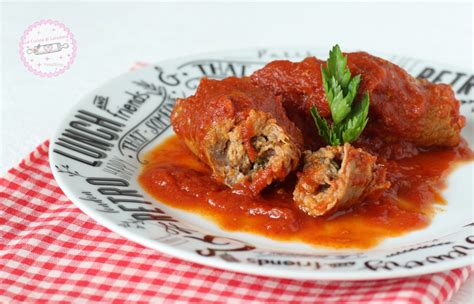 Ingredienti per involtini: carne, pancetta, formaggio, pomodoro