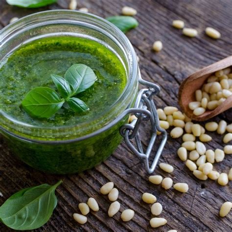 Basilico fresco e pinoli per il pesto