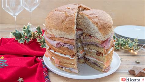 Panettone gastronomico tagliato a fette e farcito con diversi ingredienti