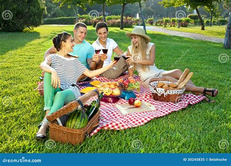 Persone che fanno un picnic su un prato in un parco