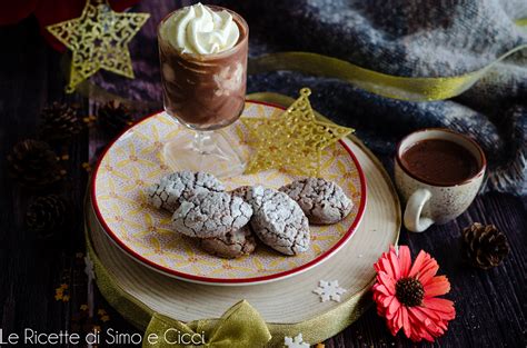 Ricciarelli al cioccolato fondente su un piatto decorato