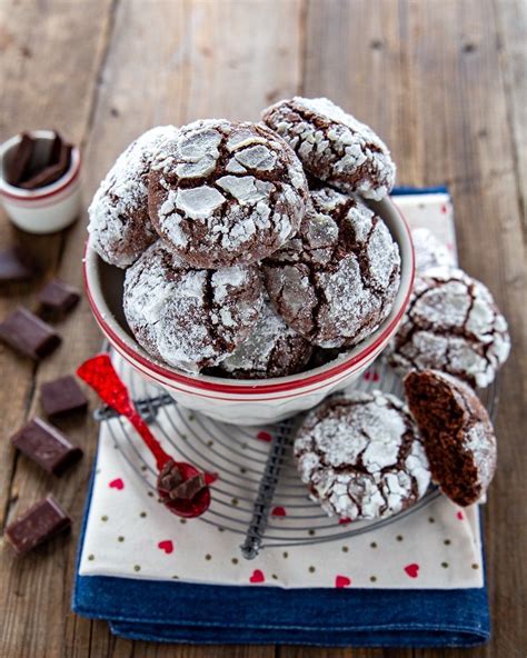 Dettaglio degli ingredienti per i ricciarelli: mandorle, cioccolato fondente, albumi