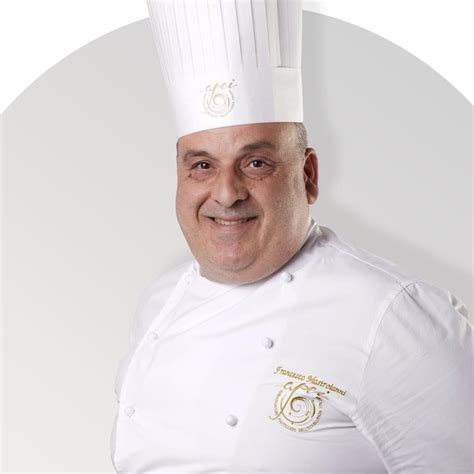 Mani che modellano l'impasto dei ricciarelli