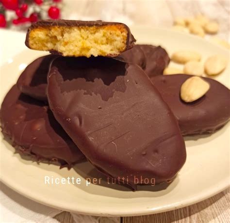 Immagine di una scatola di ricciarelli al cioccolato confezionati