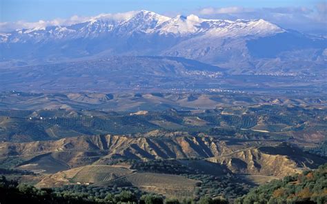 Vista panoramica della valle del Crati con il monte Cocuzzo in lontananza