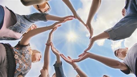 Un gruppo di persone che si aiutano a vicenda