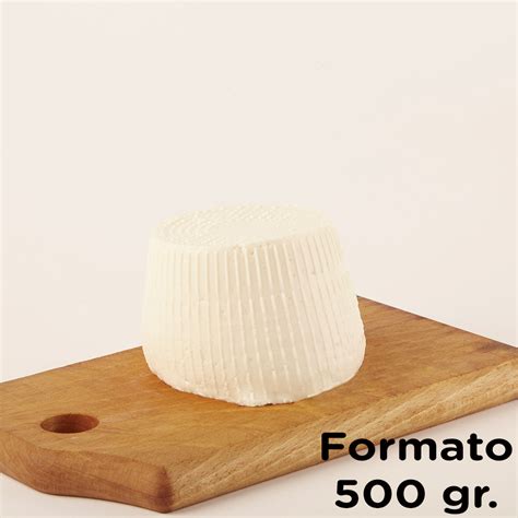 Ricotta fresca di pecora in un cestino di vimini