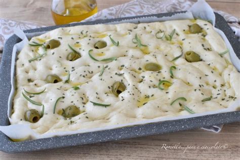 teglia con impasto per focaccia in lievitazione