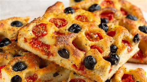 focaccia al pomodoro e olive tagliata a cubetti su un vassoio
