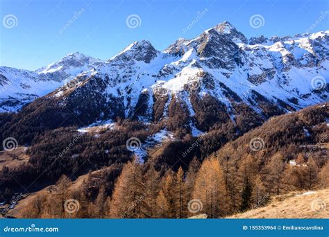 Panorama della Valle Aurina con montagne innevate e un villaggio