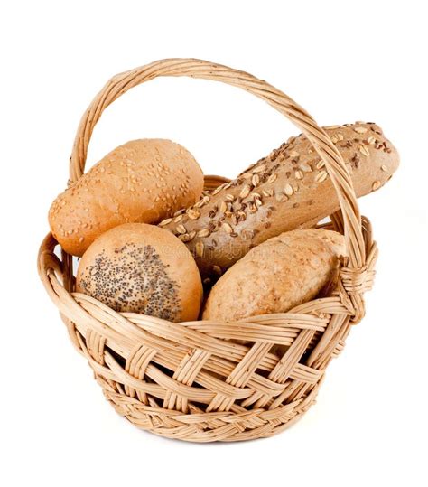 Cesto da colazione con pane fresco, frutta e formaggio su un tavolo di legno
