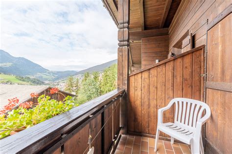 Vista di un appartamento moderno con balcone affacciato sulle Dolomiti