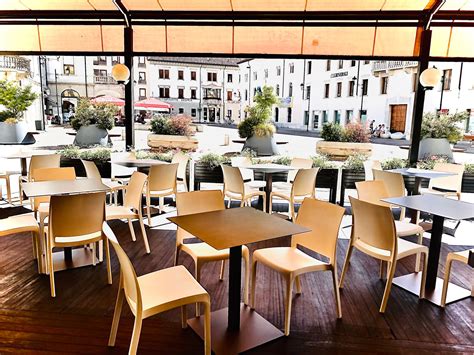 interno di un ristorante affollato con cuochi al lavoro