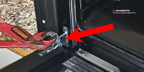 dettaglio della porta di un forno professionale con vetro