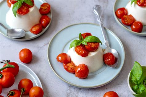 Coppette trasparenti con panna cotta salata