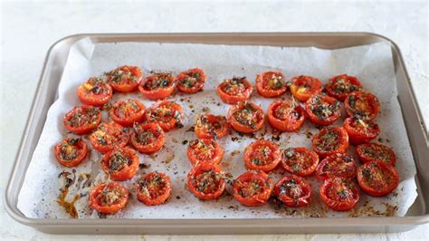 Pomodorini confit su una teglia