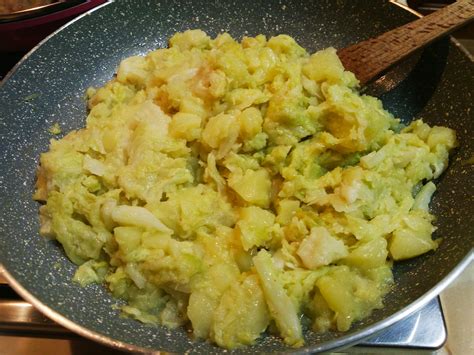 Padella con verza e patate che vengono ripassate